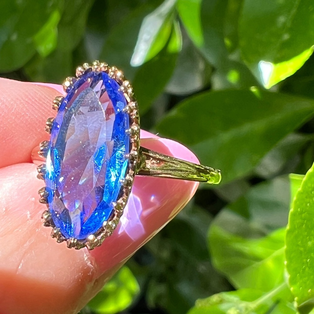 VINTAGE 10K YELLOW GOLD OVAL SYNTHETIC BLUE SPINEL RING BY PLAINVILLE STOCK PSCO
